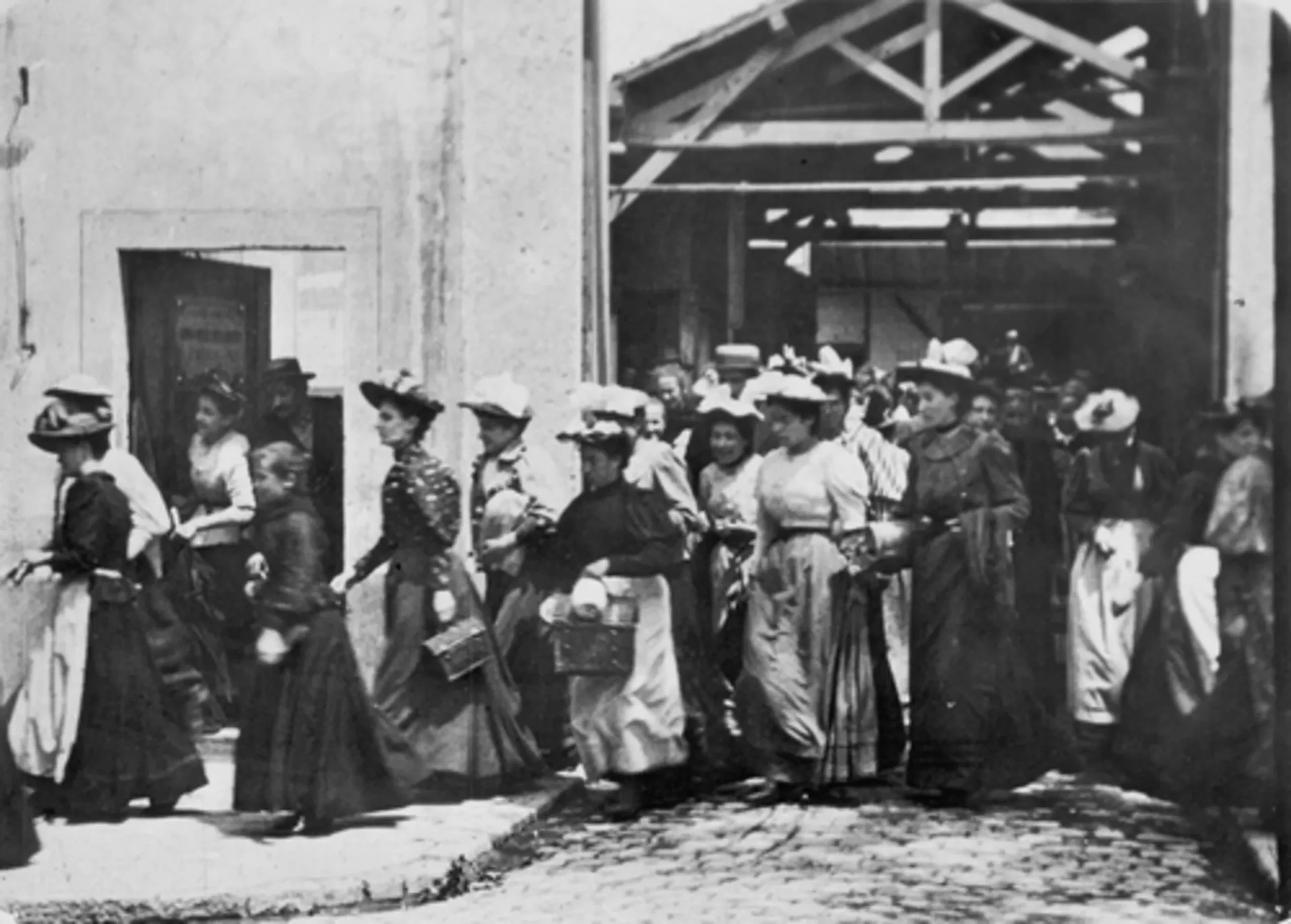 shot 2 from movie La sortie de l'usine Lumière à Lyon by Auguste and Louis Lumière
